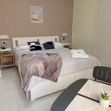 住宿加早餐酒店 Perla Marina 尼科泰拉